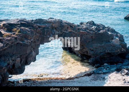 Alla porta Vo (l'arco di pietra) sull'isola di Ly Son, provincia di Quang Ngai, Vietnam Foto Stock