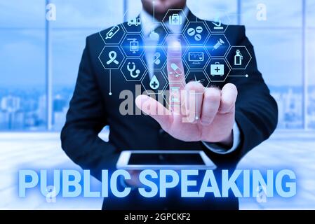 Mano scrittura segno di parlare pubblico. Parola scritta sul parlare che mostra la fase in oggetto Conferenza Presentazione uomo in uniforme Capogruppo Holding Tablet Foto Stock