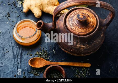 Teiera con tè a base di zenzero, miele e limone. Vitamina, tè curativo Foto Stock