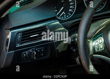 Dettagli del cruscotto interno dell'auto in un primo piano Foto Stock