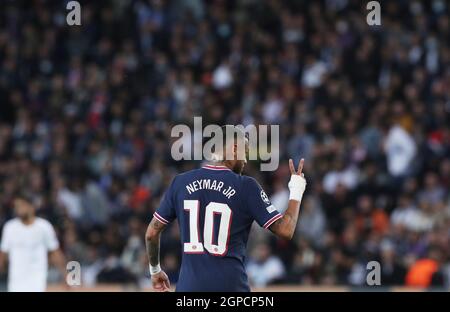 Parigi, Francia. 28 settembre 2021. Neymar di Parigi Saint-Germain reagisce durante la Champions League Group Una partita di calcio tra Parigi Saint-Germain e Manchester City al Parc des Princes di Parigi, Francia, 28 settembre 2021. Credit: Gao Jing/Xinhua/Alamy Live News Foto Stock