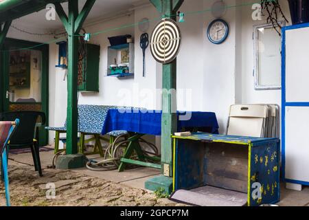 Particolare di cottage rurale cortile interno con portico in legno, Budakalasz, Ungheria Foto Stock