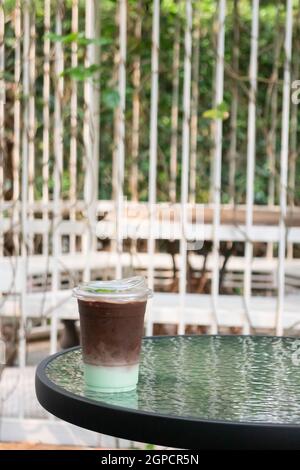 Bicchiere di bevanda al cioccolato alla menta ghiacciata, foto di brodo Foto Stock