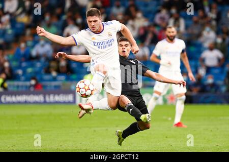 Madrid, Spagna. 28 settembre 2021. Luka Jovic (fronte) di Real Madrid compete durante la partita UEFA Champions League Group D tra Real Madrid CF e FC Sheriff Tiraspol a Madrid, Spagna, 28 settembre 2021. Credit: Edward F. Peters/Xinhua/Alamy Live News Foto Stock