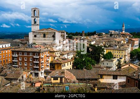 Tetti e dolci colline umbre a Perugia Italia Foto Stock