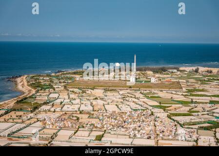 Alto panorama dal monte Thoi Loi, villaggio di pescatori e campi d'aglio a Ly Son Island, provincia di Quang Ngai, Viet Nam Foto Stock