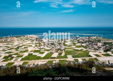 Alto panorama dal monte Thoi Loi, villaggio di pescatori e campi d'aglio a Ly Son Island, provincia di Quang Ngai, Viet Nam Foto Stock