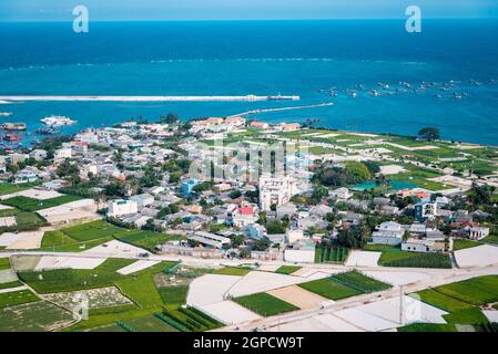 Alto panorama dal monte Thoi Loi, villaggio di pescatori e campi d'aglio a Ly Son Island, provincia di Quang Ngai, Viet Nam Foto Stock