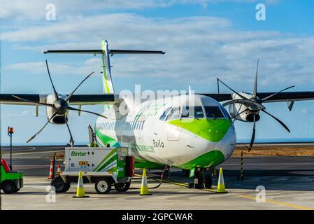 La Gomera, Spagna - 12 agosto 2021: Fornitura di velivoli ad elica sulla pista. ATR 72 aereo della linea aerea Binter Canarias Foto Stock