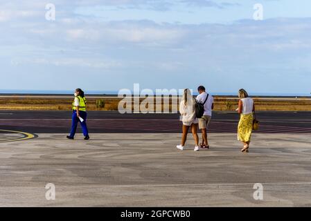 La Gomera, Spagna - 12 agosto 2021: Viaggiatori non identificati che si imbarcano nella pista dell'Aeroporto la Gomera a Playa de Santiago, Isole Canarie. Foto Stock