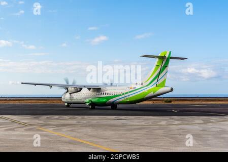 La Gomera, Spagna - 12 agosto 2021: Velivolo Propeller pronto a decollo sulla pista. ATR 72 aereo della linea aerea Binter Canarias Foto Stock