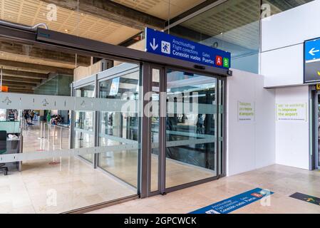 San Cristobal de la Laguna, Spagna - 12 agosto 2021: Interno del terminal dell'aeroporto di Los Rodeos. Foto Stock