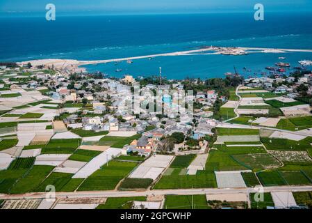 Alto panorama dal monte Thoi Loi, villaggio di pescatori e campi d'aglio a Ly Son Island, provincia di Quang Ngai, Viet Nam Foto Stock