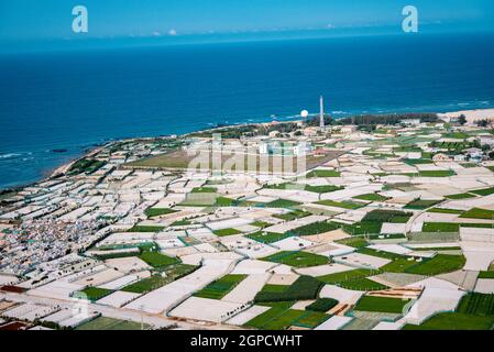 Alto panorama dal monte Thoi Loi, villaggio di pescatori e campi d'aglio a Ly Son Island, provincia di Quang Ngai, Viet Nam Foto Stock