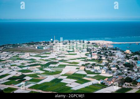 Alto panorama dal monte Thoi Loi, villaggio di pescatori e campi d'aglio a Ly Son Island, provincia di Quang Ngai, Viet Nam Foto Stock