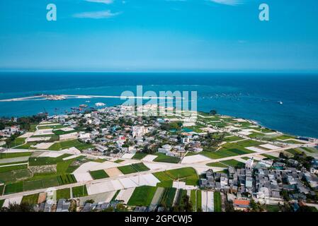 Alto panorama dal monte Thoi Loi, villaggio di pescatori e campi d'aglio a Ly Son Island, provincia di Quang Ngai, Viet Nam Foto Stock