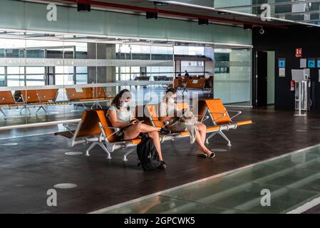 Santa Cruz de la Palma, Spagna - 17 agosto 2021: Passeggeri in attesa di salire a bordo nel terminal dell'aeroporto di la Palma Foto Stock