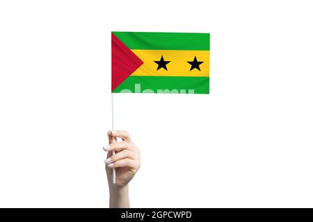 Bella mano femminile che tiene Sao Tomé e Principe bandiera, isolato su sfondo bianco. Foto Stock