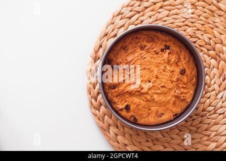 Pasta sfoglia cotta in casa Natale torta di Capodanno con uvetta concetto di cottura per le feste. Foto Stock