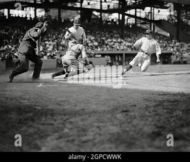 Stanley Harris, Washington sta cercando di rubare a casa come James Sewell, Cleveland Catcher si prepara per il tag. Oswald Bluege a bat. 13 agosto 1925 Foto Stock