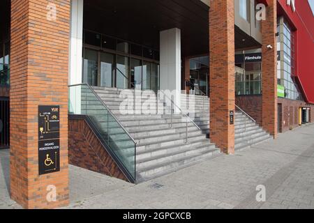 Ingresso con scale del cinema olandese Vue edificio sulla strada e pista ciclabile a Overstad, un quartiere della città di Alkmaar Paesi Bassi, settembre Foto Stock