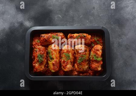 Involtini di cavolo con carne di pollo e riso in salsa di pomodoro. Farcite le foglie di cavolo. Deliziosa cena Foto Stock