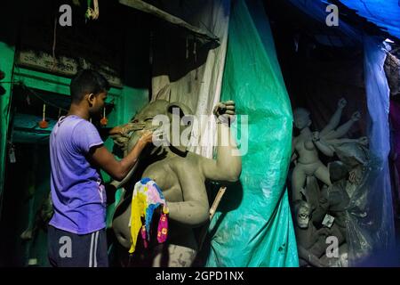 Kolkata, India. 29 settembre 2021. Un artista a Kolkata che fa e colora gli idoli di argilla della Dea Durga davanti al più grande festival del popolo bengalese, Durga Puja. (Foto di Santarpan Roy/Pacific Press) Credit: Pacific Press Media Production Corp./Alamy Live News Foto Stock