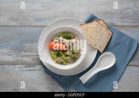 Pollo Matzo sfera zuppa con carote nel recipiente. Tradizionale ebraico per le vacanze di Pasqua cibo Foto Stock