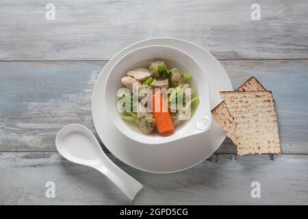 Pollo Matzo sfera zuppa con carote nel recipiente. Tradizionale ebraico per le vacanze di Pasqua cibo Foto Stock