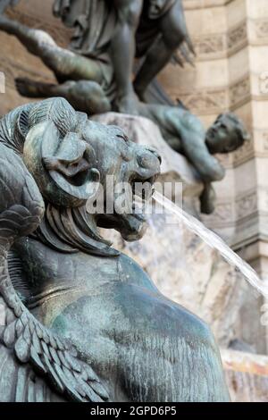 Statue della Fontana Saint Michel a Parigi Foto Stock