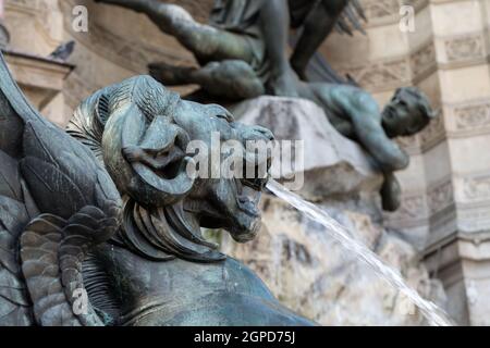 Statue della Fontana Saint Michel a Parigi Foto Stock