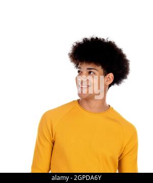 Pensieroso ragazzo adolescente con giallo t-shirt isolare su sfondo bianco Foto Stock