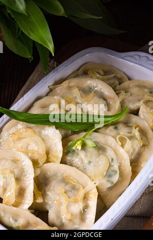 pierogo con aglio selvatico - ripieno di formaggio Foto Stock