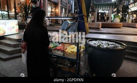 Push Cart Food Vender Sukhumvit Road tra Soi Nana e Soi Asoke Domenica notte 26 2021 Ottobre Covid 19, Pandemic, Lockdown circa 19:45 pm Foto Stock