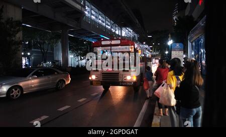 Pendolari fermata dell'autobus Soi 12 su Sukhumvit Road tra Soi Nana e Soi Asoke Domenica notte 26 2021 Ottobre Covid 19, Pandemic, blocco verso le 19:45 pm Foto Stock