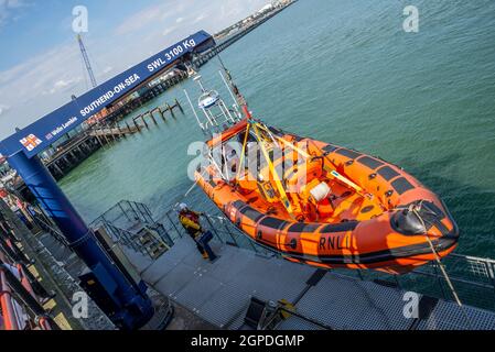 Il lifboat RNLI viene sollevato fino alla stazione di lifboat alla fine del molo di Southend a Southend on Sea, Essex, Regno Unito. Gru di un'imbarcazione Atlantic 85 B Class Foto Stock