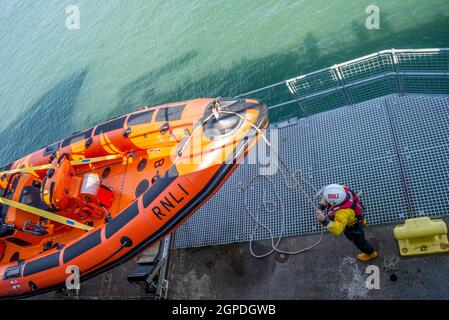 Il lifboat RNLI viene sollevato fino alla stazione di lifboat alla fine del molo di Southend a Southend on Sea, Essex, Regno Unito. Gru di un'imbarcazione Atlantic 85 B Class Foto Stock