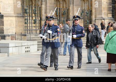 PRAGA, REPUBBLICA CECA - 24 APRILE 2012: Queste guardie sono inviate per la cerimonia di cambio della guardia al Castello di Praga. Foto Stock