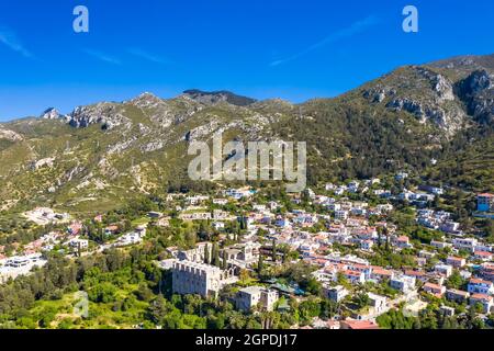 Villaggio di Bellapais e la sua famosa abbazia medievale. Distretto di Kyrenia, Cipro Foto Stock