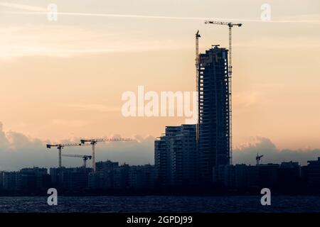 Silhouette di alti edifici infiniti dopo il tramonto, Limassol, Cipro Foto Stock