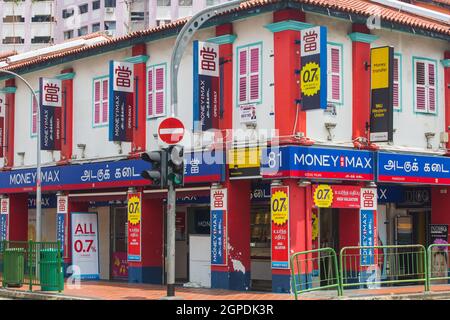 Moderno negozio di pedine vicino al semaforo. Singapore. Foto Stock