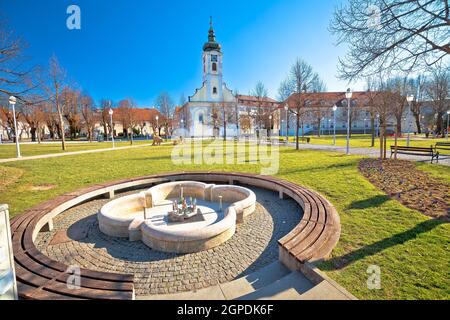 Città di Ogulin chiesa e vista parco, paesaggio della Croazia centrale Foto Stock