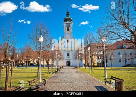 Città di Ogulin chiesa e parco vista paesaggio, paesaggio della Croazia centrale Foto Stock