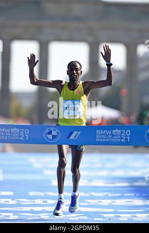 Guye Adola (ETH) festeggia dopo aver vinto la gara maschile alle 2:05:45 durante la maratona di Berlino, domenica 26 settembre 2021, a Berlino. (Jiro Mochizuki/IMA Foto Stock