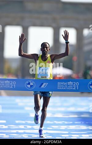 Guye Adola (ETH) festeggia dopo aver vinto la gara maschile alle 2:05:45 durante la maratona di Berlino, domenica 26 settembre 2021, a Berlino. (Jiro Mochizuki/IMA Foto Stock