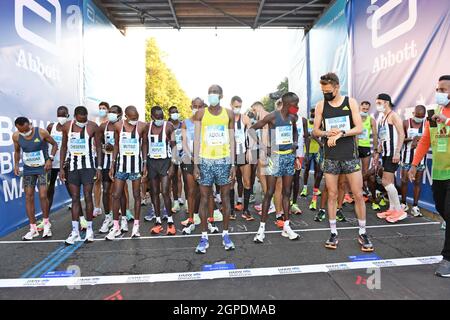 Il vincitore maschile Guye Adola (ETH) indossa una maschera all'inizio della gara maschile durante la maratona di Berlino, domenica 26 settembre 2021, a Berlino. (Jiro Mo Foto Stock