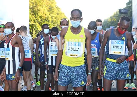 Il vincitore maschile Guye Adola (ETH) indossa una maschera all'inizio della gara maschile durante la maratona di Berlino, domenica 26 settembre 2021, a Berlino. (Jiro Mo Foto Stock