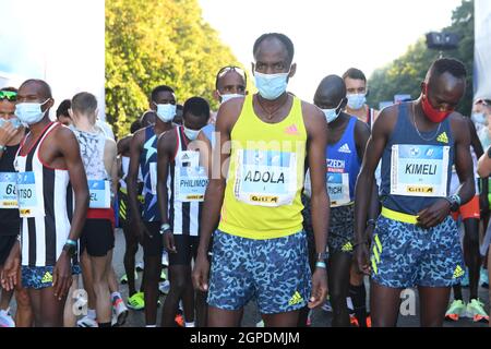 Il vincitore maschile Guye Adola (ETH) indossa una maschera all'inizio della gara maschile durante la maratona di Berlino, domenica 26 settembre 2021, a Berlino. (Jiro Mo Foto Stock