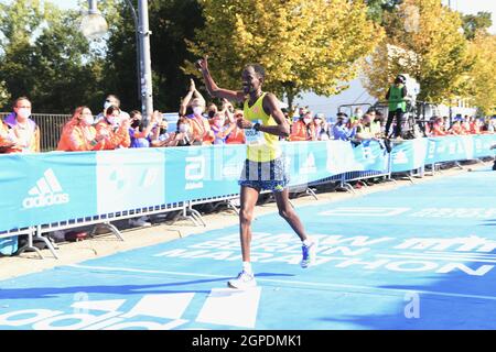 Il vincitore maschile Guye Adola (ETH) vince la gara maschile in 2:05:45 durante la maratona di Berlino, domenica 26 settembre 2021, a Berlino. (Jiro Mochizuki/immagine di Sp Foto Stock