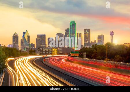 Skyline del centro di Dallas al crepuscolo, Texas USA Foto Stock